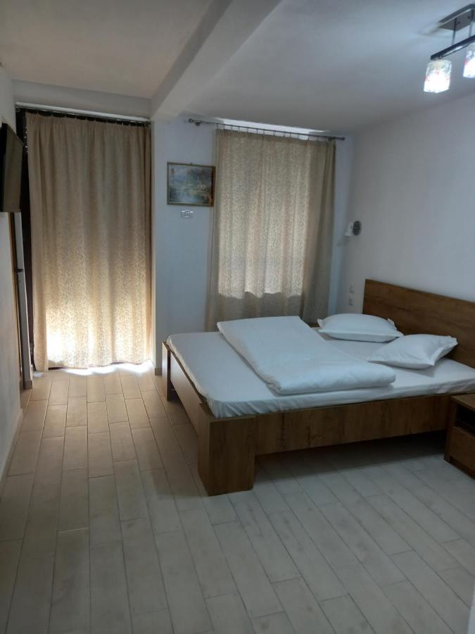 Cazare Centrum Curtea de Argeş Exterior foto